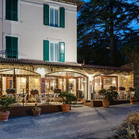 Hotel Ristorante Il Caminetto دْيانو مارينا المظهر الخارجي الصورة