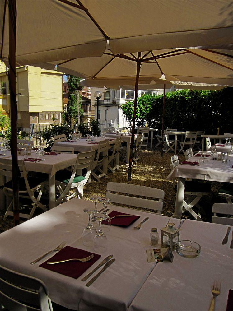 Hotel Ristorante Il Caminetto دْيانو مارينا المظهر الخارجي الصورة