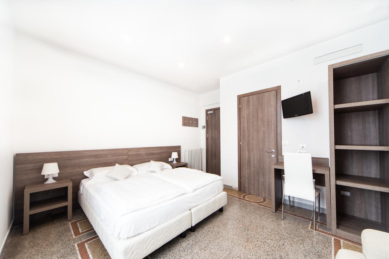 Hotel Ristorante Il Caminetto دْيانو مارينا المظهر الخارجي الصورة